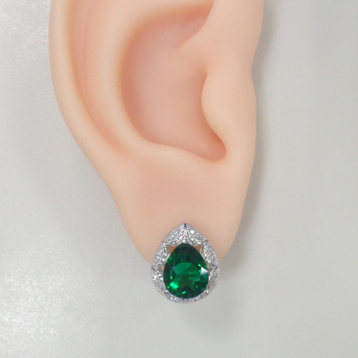 Серебряные серьги с выращенными изумрудами